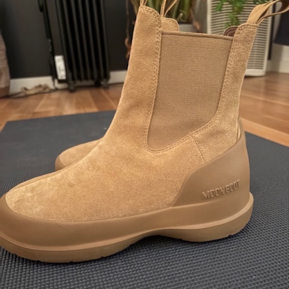 MOON BOOT • Luna Chelsea Suede Boots in Beige